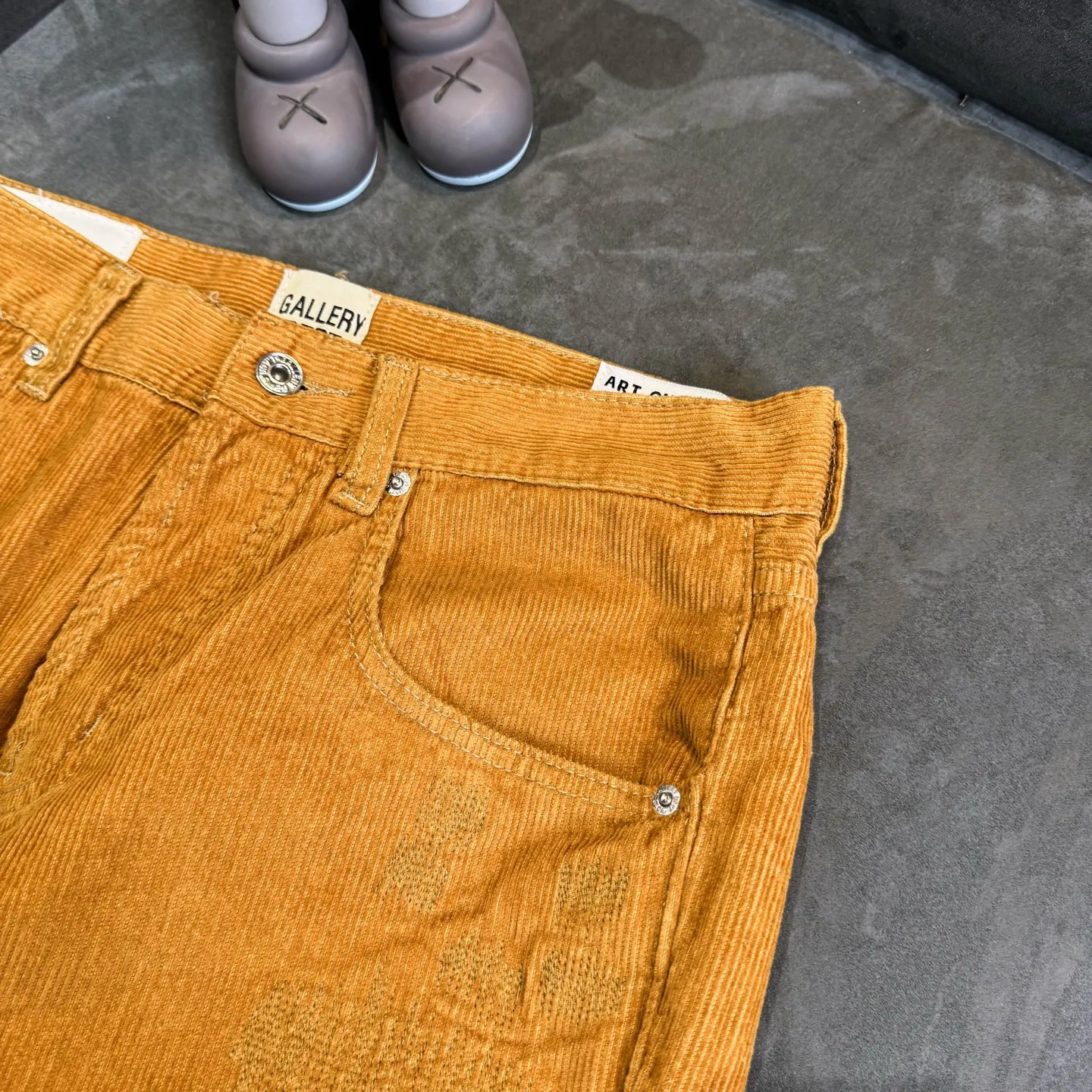 P240 Chrome Hearts Gallery 2025 corduroy spliced ​​multi-pocket couple bootcut jeans are a hot trend this season and are sought after by countless celebrities and fashionistas. The neat details of the cutting process add color to the playful fashion! The neat and meticulous design, and the well-fitting structure is unique. The upper body not only has outstanding recognition, but also looks younger and younger. A style with the ultimate wearing meaning and performance, gorgeous color matching, and the craftsmanship of this style is also extremely extraordinary. After the finished product is washed, it is disassembled and hand-made with sheepskin cross leather and then spliced ​​together to complete. The whole piece has too many craftsmanship to describe. It is decorated with patchwork cross flowers and high-waisted washed jeans! ! Absolutely high-end luxury product, a god-level single product, a super popular product, made with top heavy industry, a magic weapon that cannot be missed to hit the streets. Size: 28 30 32 34 36 Color: Yellow